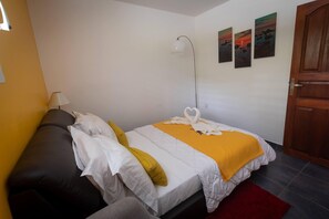 1 slaapkamer, een strijkplank/strijkijzer, reisbedje, wifi