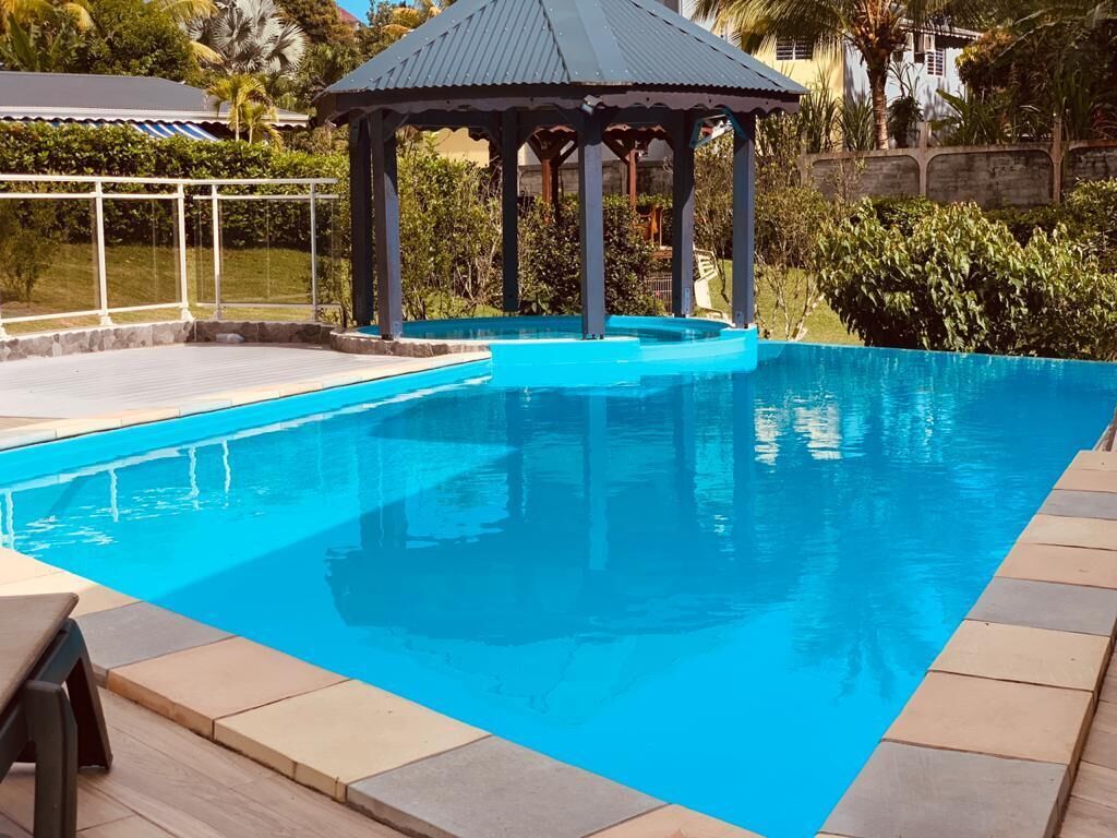 Utendørsbasseng og et oppvarmet basseng