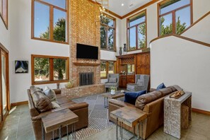 Smart TV - Lakefront Resort Sleeps 16 Pool Hot Tub Game Room (Denton)