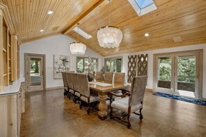 Dining - Lakefront Resort Sleeps 16 Pool Hot Tub Game Room (Denton)