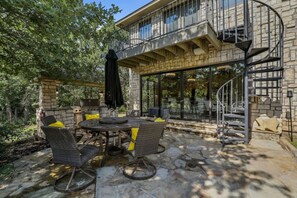 Outdoor dining - Lakefront Resort Sleeps 16 Pool Hot Tub Game Room (Denton)