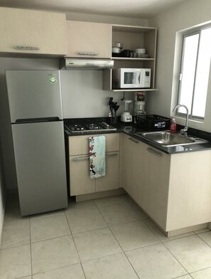 Réfrigérateur, four à micro-ondes, cafetière-théière