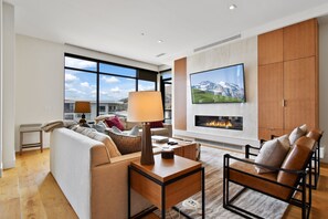 Fernseher, Kamin, Videospiele, DVD-Player