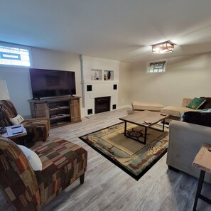 Smart TV, books - Sit by the fire with a beautiful lake view, pet friendly, close to the beach (Muskegon)