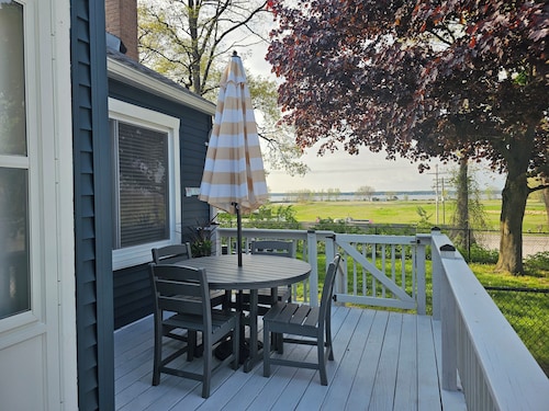 Sit by the fire with a beautiful lake view, pet friendly, close to the beach