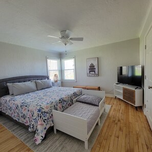 4 chambres, bureau, fer et planche à repasser, lit parapluie