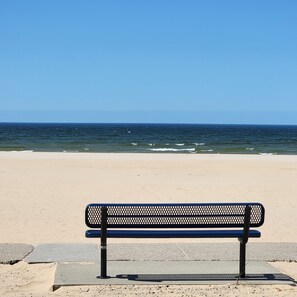 Plage à proximité, chaises longues, serviettes de plage