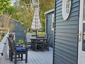 Outdoor dining - Sit by the fire with a beautiful lake view, pet friendly, close to the beach (Muskegon)
