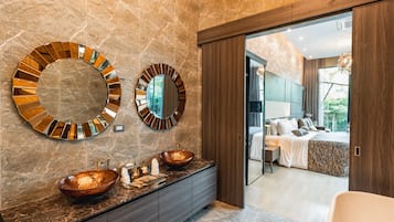 3-Bedroom Villa Suite | Bathroom | Free toiletries, hair dryer, bathrobes, slippers