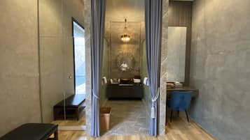2-Bedroom Villa Suite | Bathroom | Free toiletries, hair dryer, bathrobes, slippers