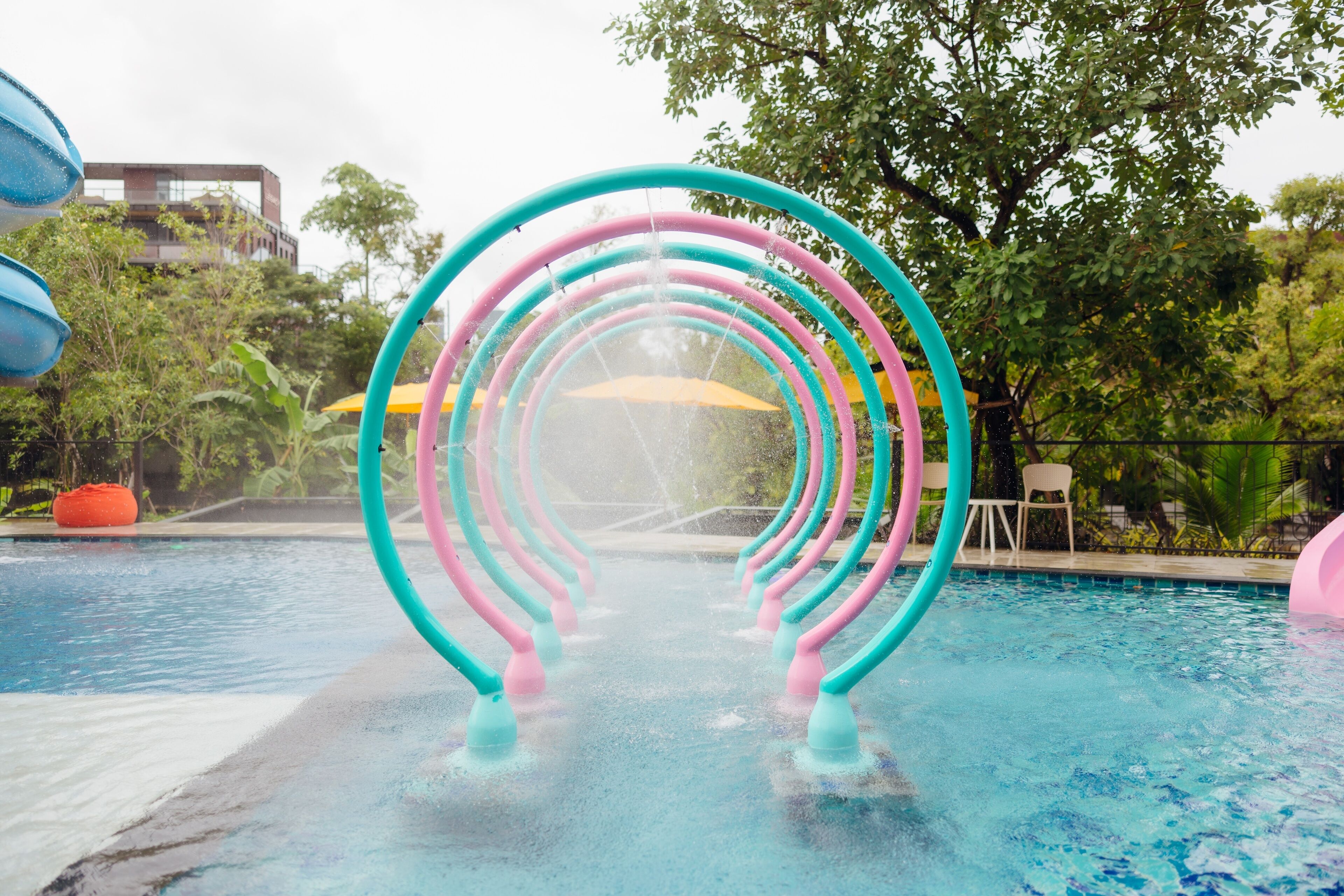 Una piscina con una estructura de tobogán de colores.