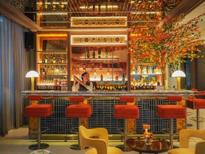 2 bars/lounges, lobby lounge, cocktail bar