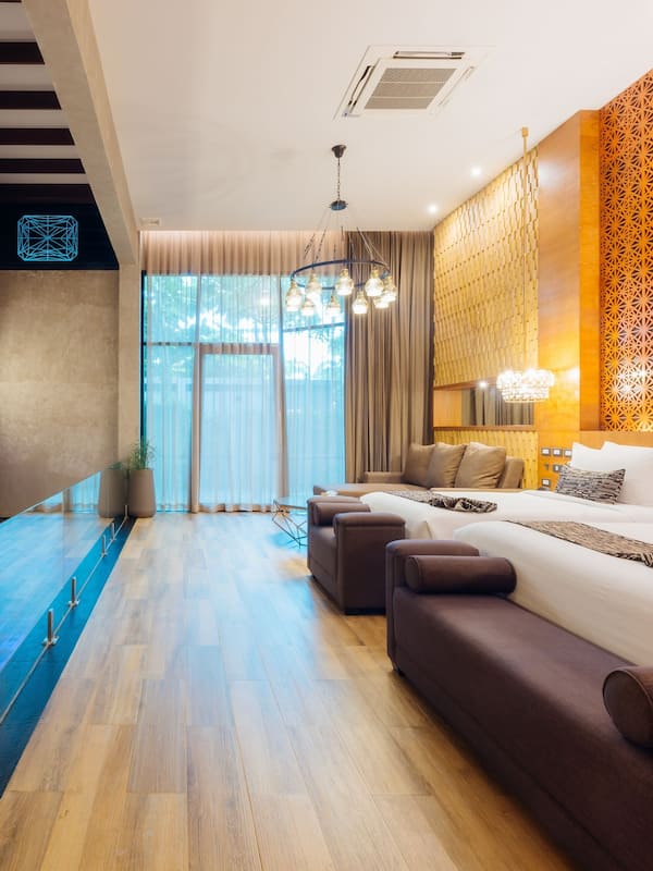 2 piscinas externas, funciona das 7h às 21h, guarda-sóis