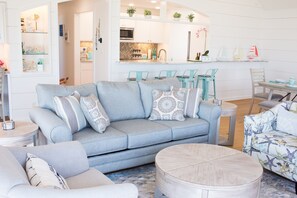 Smart TV, video games - Incredible beachfront home, dog-friendly, steps to sand and beach (Galveston)