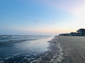 On the beach - Incredible beachfront home, dog-friendly, steps to sand and beach (Galveston)