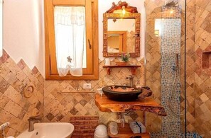 Shower, bidet - Captain's suite (Palau)