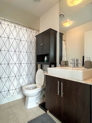 Kombinert dusj/badekar, hårføner, håndklær og såpe