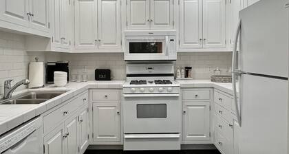 Luxury 2 story 2 bedroom Ocean and Mountain views home Summerland