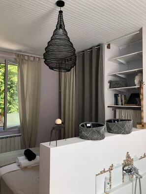 Deluxe Double Room | Iron/ironing board, free WiFi, bed sheets - La galerie du port (Auvillar)