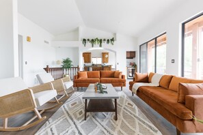 Smart TV, chimenea y tenis de mesa