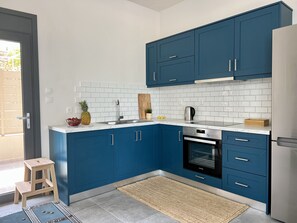 Fridge, oven, coffee/tea maker, electric kettle