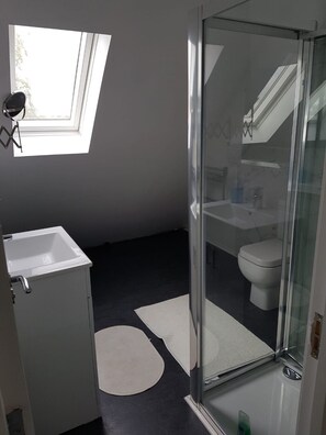 Shower, hair dryer, towels, soap - 1bedroom West london apartment (Hounslow)