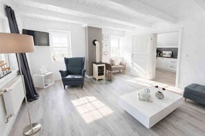 Smart TV - 🌊 **Huus an ´t Diek – Stilvolle Maisonette-Ferienwohnung in Deichnähe** (Norden)