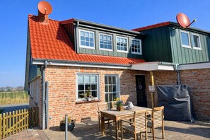 Outdoor dining - 🌊 **Huus an´t Diek – Stilvolle Maisonette-Ferienwohnung in Deichnähe** (Norden)