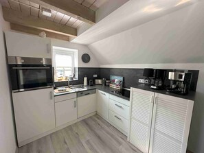 Kühlschrank, Ofen, Herdplatte, Geschirrspüler
