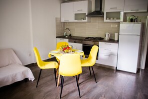 Appartement (Two bedroom Apartment with Balcony) | Cuisine privée | Réfrigérateur