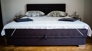 아파트 (Two bedroom Apartment with Balcony)