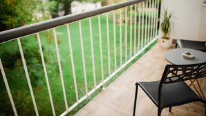 아파트 (Two bedroom Apartment with Balcony) | 발코니