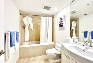 Bathtub, hair dryer, towels, shampoo - Panoramic View Studio Steps to Brickell (Miami)