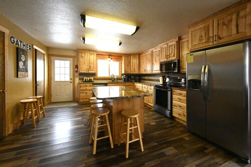 Grizzly Den, Large Cabin, 22 Miles to Yellowstone