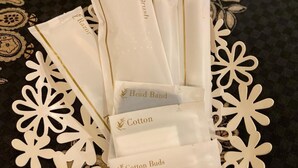 Un conjunto de bolsas de papel blancas con etiquetas como 'Cepillo para el cabello', 'Diadema', 'Algodón' y 'Bastoncillos de algodón'.