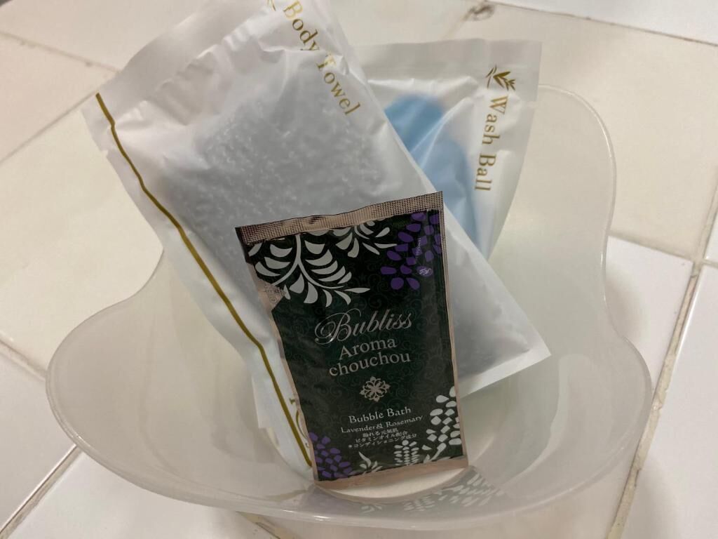 A package labeled 'Bubliss Aroma choujou' on a clear plastic surface.