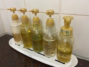 Tina profunda, amenidades de baño gratuitas, secadora de cabello, batas 