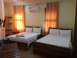 Habitación familiar con 1 cama matrimonial o 2 individuales, 2 habitaciones | Wifi gratis y ropa de cama