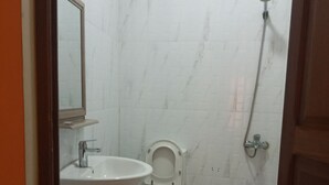Een badkamer met een wastafel, toilet en douche.