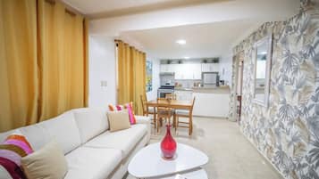 Condo, 1 Bedroom, Accessible, Smoking | Living room