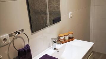 Dortoir Partagé, 1 chambre, fumeurs, patio | Salle de bain
