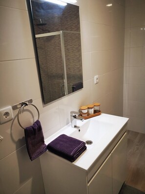 Dormitório compartilhado, 1 quarto, para fumantes, varanda | Banheiro