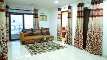 Apartment, 3 Bedrooms, Accessible, Smoking | Living room