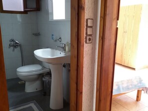 Ein Badezimmer mit Toilette, Waschbecken und Dusche.