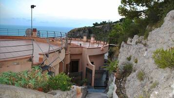 Villa, 1 Bedroom, Smoking, Balcony | Property entrance