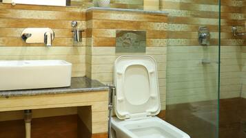 Apartment, 3 Bedrooms, Balcony, Mountain View | Bathroom | Shampoo