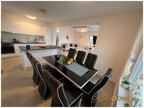 Apartemen, 3 kamar tidur, Boleh Merokok, balkon | Ruang makan