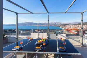 Lejlighed - 3 soveværelser - ryger - balkon | Udendørs spisemuligheder