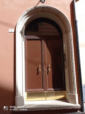 Chambre, 1 chambre, fumeurs | Entrée de l’hébergement