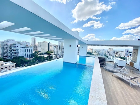 Una piscina al aire libre